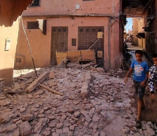bambini camminano tra le rovine nella città storica di Marrakech, in Marocco.