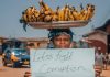 Manifestante in Ghana mostra cartello contro la corruzione