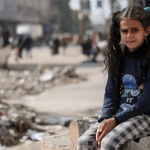 Storie di perdita e dolore: Si stima che almeno 17.000 bambini siano non accompagnati o separati dai loro genitori nella Striscia di Gaza