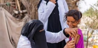 L'operatore sanitario Ghada Ali Obaid, 53 anni, vaccina Aswar Saddiq Othman, 9 anni, durante una campagna di vaccinazione comunitaria per i bambini nel governatorato di Aden, Yemen.