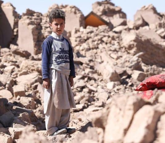 Un bambino si trova tra le rovine lasciate in seguito al devastante terremoto dell'ottobre 2023 a Herat, in Afghanistan.