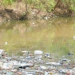 Rifiuti di plastica sul fiume Maraval, Trinidad.