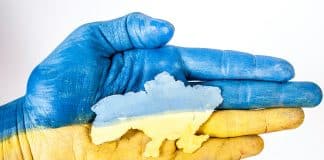 L'immagine raffigura una mano dipinta dei colori ucraini