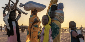 Rifugiati sudanesi appena arrivati nella città di confine di Adre, nel Ciad orientale.