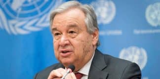 Guterres parla al microfono