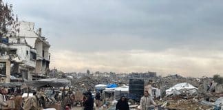L'immagine mostra delle persone che trainano carretti a Gaza