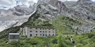 Il Rifugio Galassi, nei pressi di un ghiacciaio
