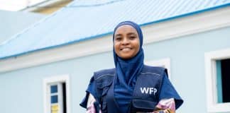 Rasheeda Sulaiman, funzionaria per le politiche dei programmi del WFP, posa per una fotografia a Maiduguri, nello Stato di Borno, in Nigeria, il 18 luglio 2025.