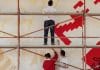In foto, dei giovani dipingono un muro