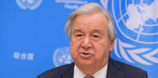 Antonio Guterres fa un discorso ai microfoni