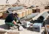 Un membro del team UNSCOM proveniente dagli Stati Uniti ispeziona una bomba riempita con 500 kg di iprite dotata di un sistema a risonanza sonar.