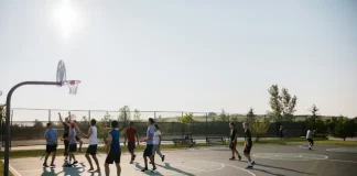 La Road Game Map riporta il gioco nei quartieri di Reggio Calabria Ragazzi giocano a basket all'aperto