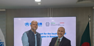 Nella foto Ivo Freijsen, rappresentante dell'UNHCR in Bangladesh e Antonio Alessandro, Ambasciatore d'Italia in Bangladesh si stringono la mano.