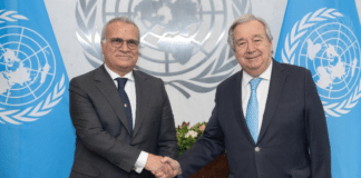 Giorgio Marrapodi (a sinistra), Rappresentante Permanente della Repubblica Italiana presso le Nazioni Unite, presenta le lettere credenziali al Segretario Generale António Guterres.