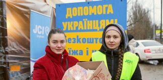Tatiana Costei (a destra), 32 anni, è membro dell'organizzazione no profit Junior Chamber International (JCI) Ungheni e volontaria al valico di frontiera di Sculeni tra la Repubblica di Moldavia e la Romania.