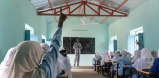 Come l’istruzione sta aiutando a guarire le comunità in Sudan Le studentesse che sono recentemente tornate in classe frequentano le lezioni alla scuola secondaria femminile Al Jabalain nello Stato del Nilo Bianco, in Sudan.
