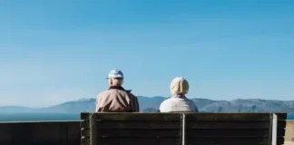 L’OMS e l’Italia rafforzano la partnership sui sistemi sanitari del futuro al Senato italiano Una donna e un uomo seduti su una panchina