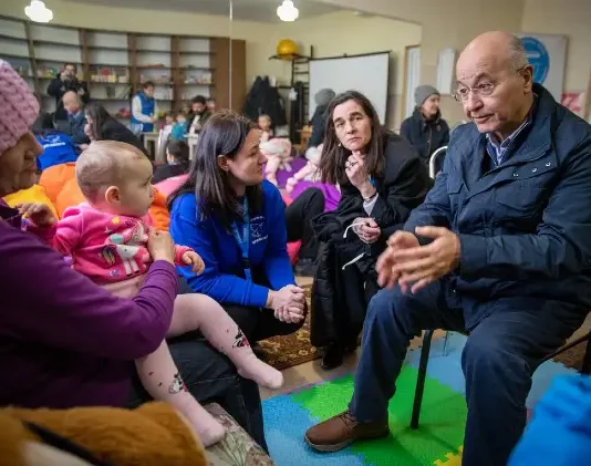 L’Alto Commissario ONU per i rifugiati, Barham Salih sollecita maggiore sostegno per l’Ucraina L'Alto Commissario ONU per i rifugiati, Barham Salih visita un centro visita un centro di transito per sfollati provenienti dalle zone di guerra