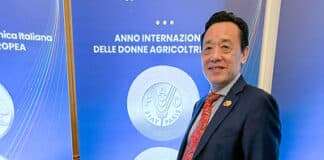 Il Direttore Generale della FAO QU Dongyu accanto alle foto della nuova moneta commemorativa da 5 euro per promuovere l'Anno Internazionale delle Donne Agricoltrici (IYWF 2026) durante la sua presentazione presso il Ministero dell'Economia e delle Finanze italiano (MEF).