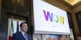 11 marzo 2026, Siena, Italia. Il Direttore Generale della FAO QU Dongyu tiene il discorso di apertura durante la cerimonia inaugurale del Museo WOW (Wine, Olive Oil and Wheat) dell'Università di Siena presso Palazzo Bandini Piccolomini.