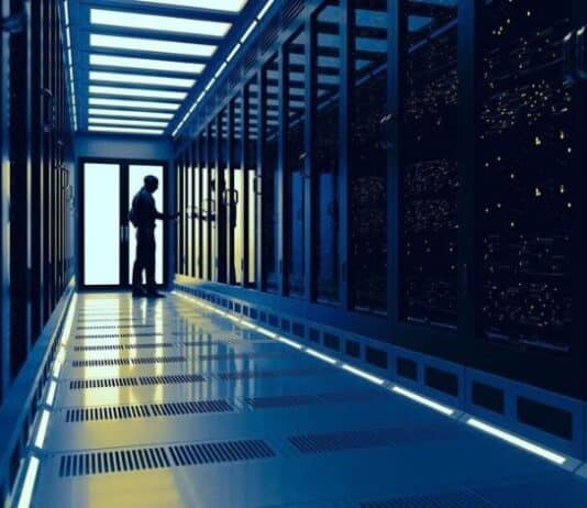 © Adobe Stock/Pinkeyes A technician works in a data service centre.