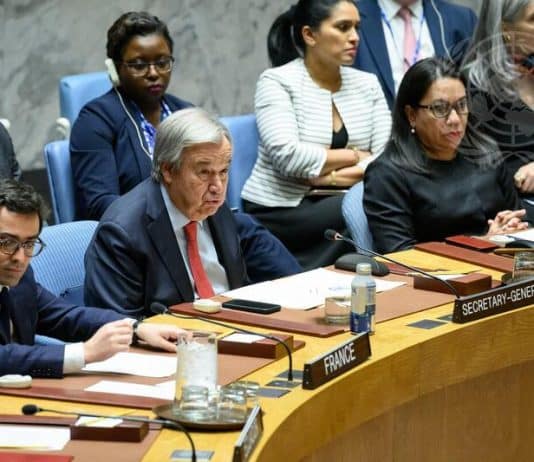 Secretaris-Generaal António Guterres (midden aan tafel) spreekt de Veiligheidsraad toe over het handhaven van vrede en veiligheid in Oekraïne.