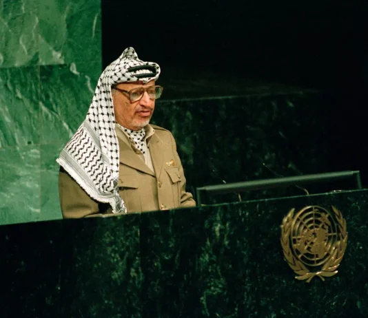 Yasser Arafat, leider van de Palestijnse Autoriteit, op het podium van de VN in oktober 1995. Hij was de eerste president van de Palestijnse Staat, die in 1988 in Algerije werd uitgeroepen.