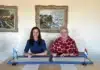 'Een foto van de ondertekeningsceremonie, met Mariya Gabriel en Monique van Daalen die een formele overeenkomst ondertekenen voor de Permanente Vertegenwoordiging van Nederland bij UNESCO.