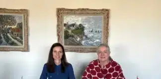 Nederland hernieuwt steun voor mediavrijheid en onafhankelijke journalistiek wereldwijd 'Een foto van de ondertekeningsceremonie, met Mariya Gabriel en Monique van Daalen die een formele overeenkomst ondertekenen voor de Permanente Vertegenwoordiging van Nederland bij UNESCO.