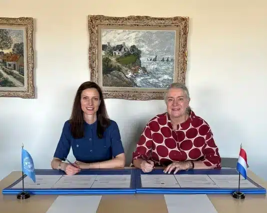 'Een foto van de ondertekeningsceremonie, met Mariya Gabriel en Monique van Daalen die een formele overeenkomst ondertekenen voor de Permanente Vertegenwoordiging van Nederland bij UNESCO.