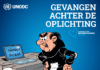 Een UNODC-poster met Gargamel die boos toekijkt hoe meerdere Smurfen achter laptops verplicht online oplichting moeten plegen, onder de tekst "Gevangen achter de oplichting".