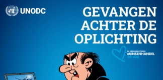 Een UNODC-poster met Gargamel die boos toekijkt hoe meerdere Smurfen achter laptops verplicht online oplichting moeten plegen, onder de tekst "Gevangen achter de oplichting".