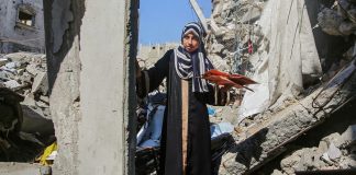 Ruiner-Gaza-bomber-Palestina-Kvinne