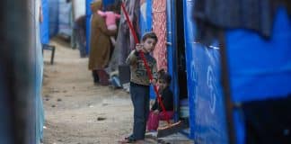 barn i ruinert gate i Gaza.