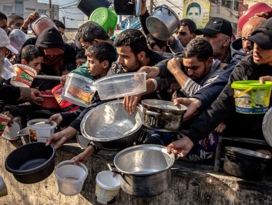 Gaza: Ingen hungersnød, men 77 % står overfor sult palestinians- matkö-Rafah-WHO