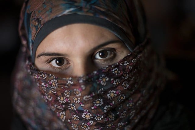 A mulher na fotografia, que pediu para não ser identificada, fugiu da Síria com seus seis filhos há mais de um ano atrás. Enquanto estava sozinha no Líbano, a mulher passou por frequentes assédios sexuais. Foto: ACNUR / Lynsey Addario