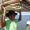 Mulher carrega painéis solares nas Honduras.