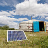 Família na Mongolia usa painéis solares.