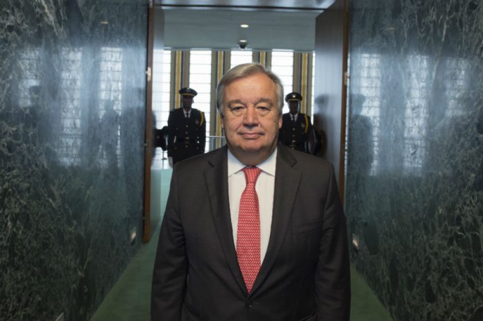 António Guterres, Secretário-Geral indigitado, a caminho do plenário da setenta e primeira sessão da Assembleia Geral para aprovar a sua nomeação como nono Secretário-Geral das Nações Unidas. António Guterres, Secretário-Geral indigitado, a caminho do plenário da setenta e primeira sessão da Assembleia Geral para aprovar a sua nomeação como nono Secretário-Geral das Nações Unidas.