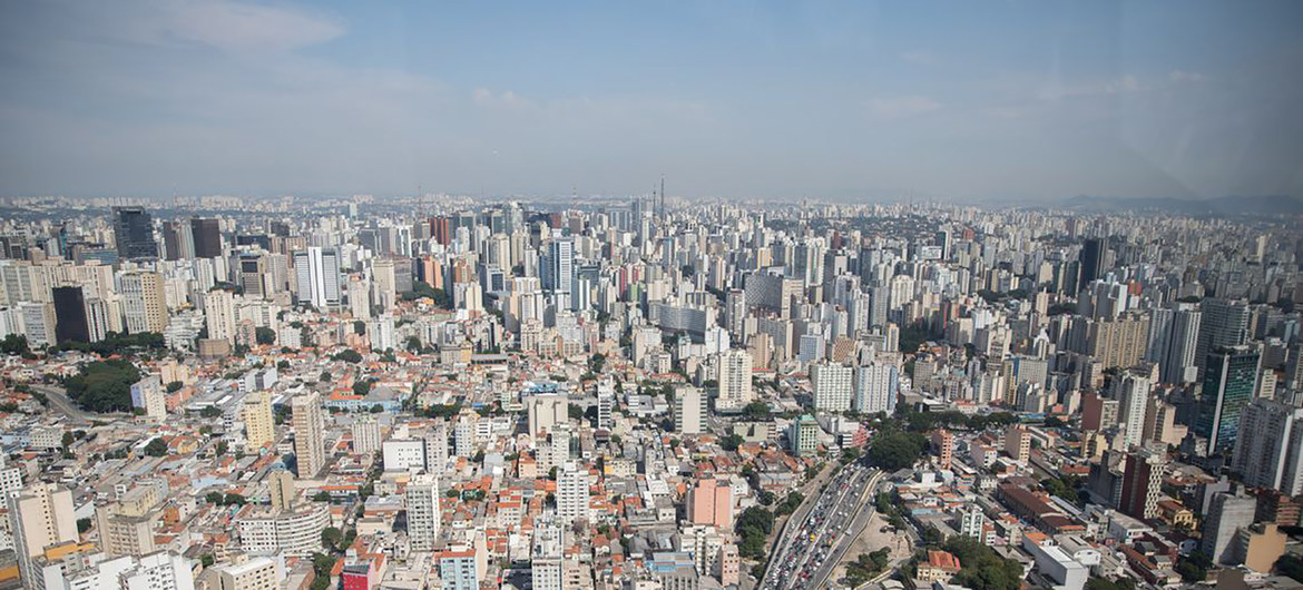 Com cerca de 210 milhões de habitantes, o Brasil tornou-se a maior das oito nações que têm o idioma como língua oficial em todo o globo.