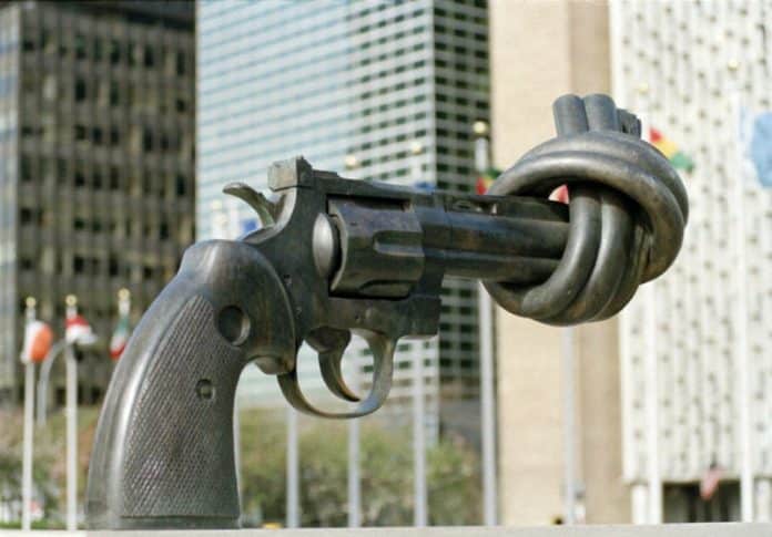 Escultura da Não Violência, presente na sede da ONU. UN Photo - Michos Tzovaras