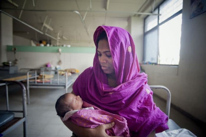 Mãe agarra um bebé no hospital