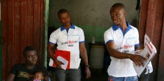 Voluntários em campanha contra o Ébola na Libéria