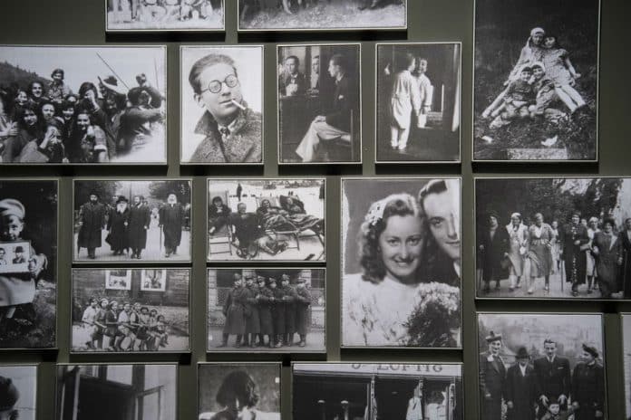 Exposição fotográfica no Museu da Herança Judaica, em Nova Iorque. Créditos: ONU / Evan Schneider
