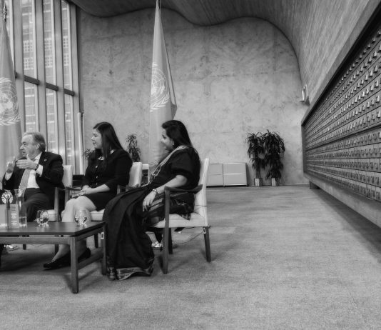 Conversa sobre como atingir a igualdade de género transmitida no Facebook Live. O secretário-geral António Guterres juntou-se a várias mulheres influentes para debater como atingir a igualdade de género através do ativismo e da ação. Créditos: UN Photo / Mark Garten (Nova Iorque, março de 2018)