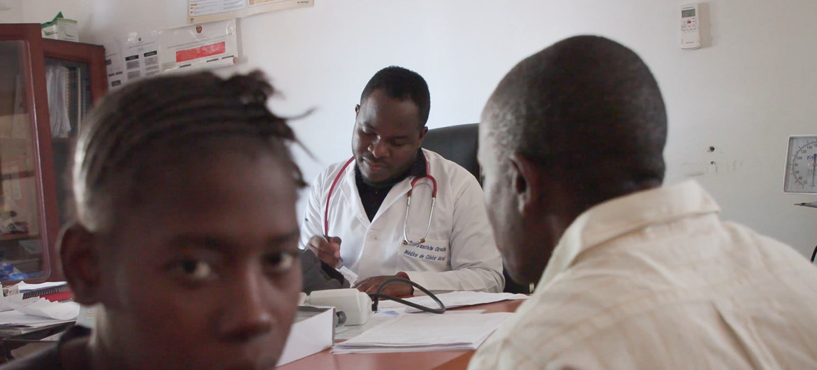 Médico Santinho Carvalho atende paciente com HIV no Hospital de Macomia, em Cabo Delgado, Moçambique
