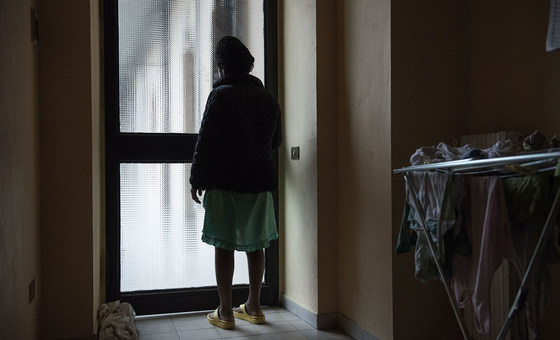Menina nigeriana, grávida de gêmeos após ser forçada a se prostituir após sua chegada à Itália pela rota do Mar Mediterrâneo.