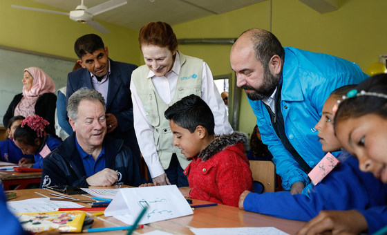 Henrietta Fore numa visita a uma escola em Idlib em fevereiro de 2020