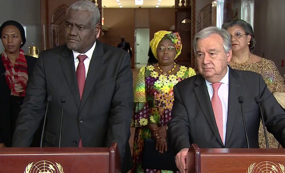 Secretário-geral da ONU, António Guterres (à direita) e Moussa Faki, presidente da Comissão da União Africana (à esquerda).