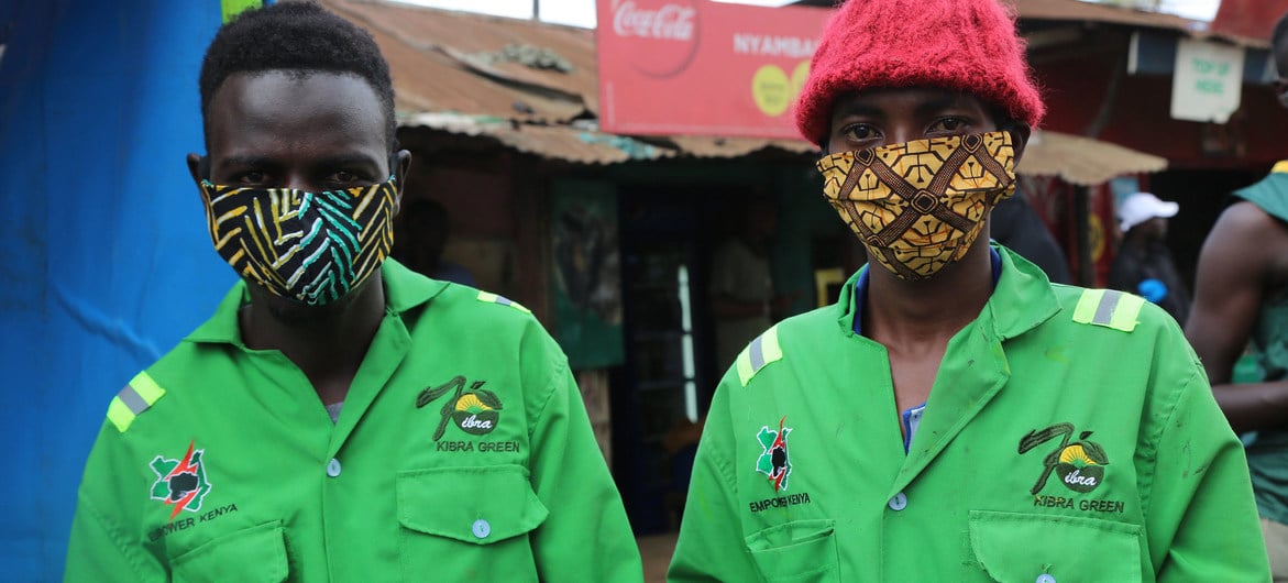 Trabalhadores em Nairobi, no Quênia, tomam precauções contra covid-19